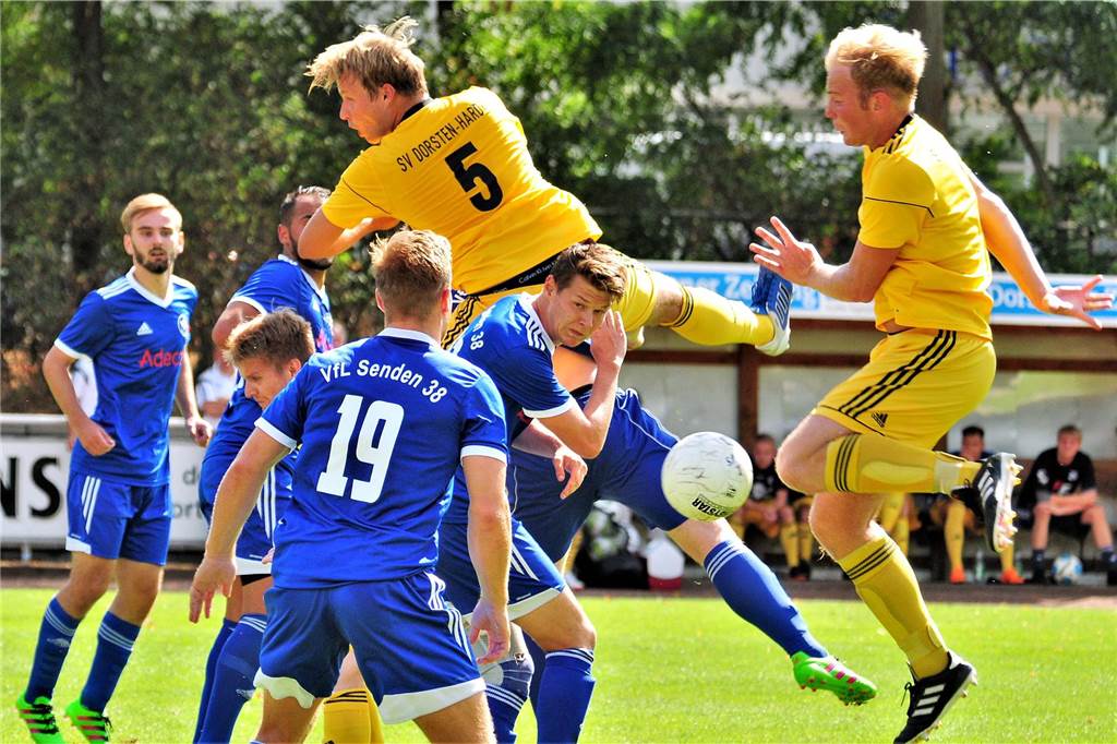 SV Hardt verabschiedete zwei ganz besondere Spieler: Bene Jansen und Leon Einhaus hören auf Leon Einhaus im Kopfballduell