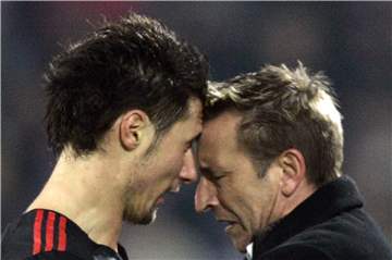 Kopfstöße gab es im Fußball schon mehrfach. Hier sind es Albert Streit (l.) und Norbert Meier, die aneinandergeraten. Ein Dortmunder Amateurfußballer wurde für genau solch eine Aktion nun lange gesperrt.