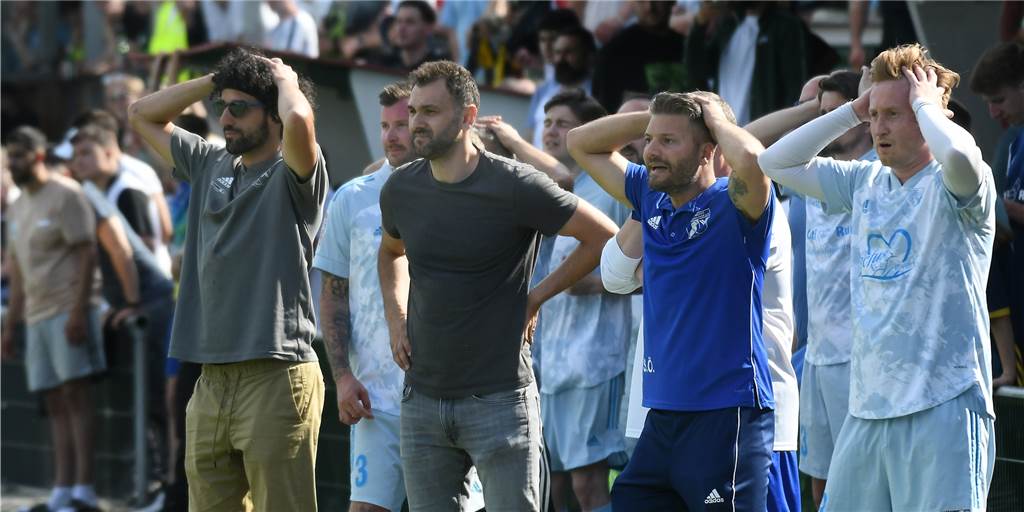 Kopfzerbrechen bereitete den Verantwortlichen des SV Wacker Obercastrop (v.r.), dem spielenden Vorsitzenden Martin Janicki, Trainer Sencer Özbek, Almir Ahmetovic und Geschäftsführer Onur Kocakaya, schon das Geschehen auf dem Platz beim abgebrochenen Entscheidungsspiel von Wacker III gegen VfL Herne (5:4 nach Verlängerung). Am Tag nach dem Duell sorgte noch ein möglicher Formfehler für Sorgenfalten.