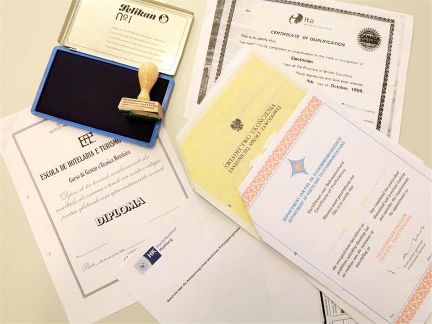 Menschen mit Migrationshintergrund häufiger ohne Job Kopien ausländischer Zeugnisse und Ausbildungsnachweise: Menschen mit Migrationshintergrund sind häufiger ohne Job. Foto: Ulrich Perrey