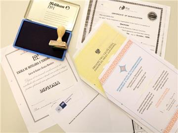 Kopien ausländischer Zeugnisse und Ausbildungsnachweise: Menschen mit Migrationshintergrund sind häufiger ohne Job. Foto: Ulrich Perrey