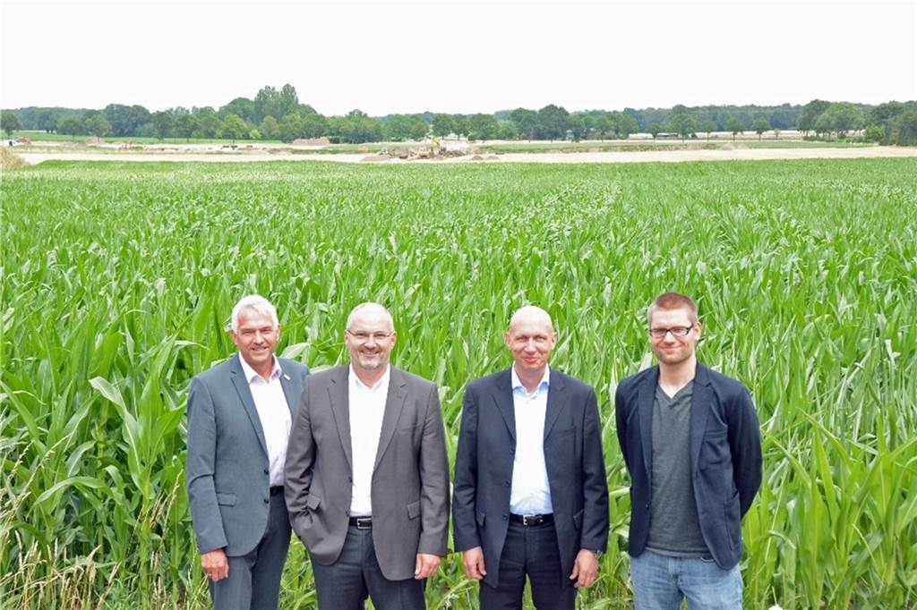 Riesiges Bauprojekt gestartet: Kordel will 2024 in Olfen produzieren Kordel-Geschäftsführer Holger Schmitz (2.v.r.) freute sich nach Unterzeichnung des Kaufvertrages 2019 mit Bürgermeister Wilhelm Sendermann (l.) und Wirtschaftsförderer Christopher Schmalenbeck (r.) sowie dem anderen Geschäftsführer Christoph Kordel. Jetzt wird tatsächlich gebaut.