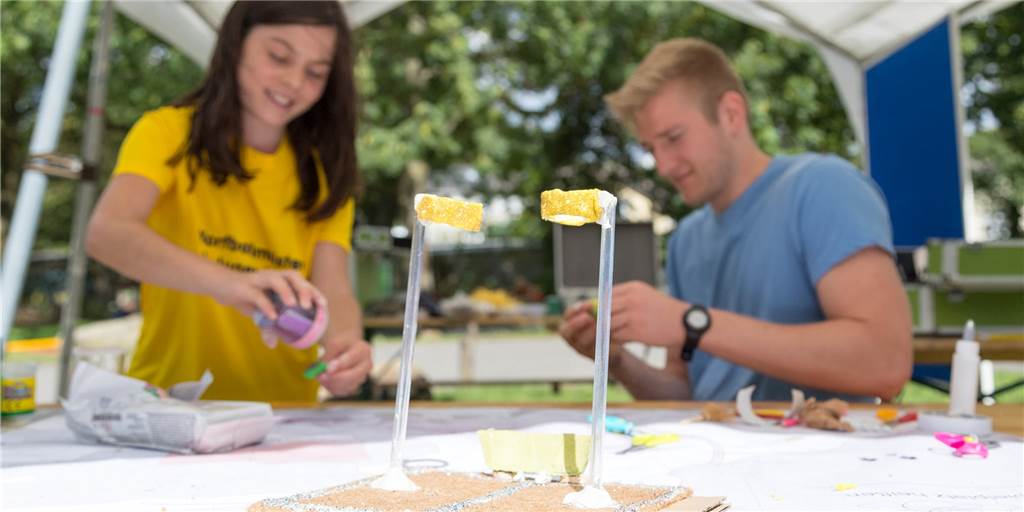 Stadt Castrop-Rauxel kontert Kritik der Bürgerinitiative „Hallenbadwiese“ Korfball-Körbe bastelten Maurice Grammel (r.) und Chassandra bei einem Workshop zur Umgestaltung des Spielplatzes am Hallenbad. Viele Interessengruppen beteiligten sich daran und äußerten verschiedentlich Wünsche.