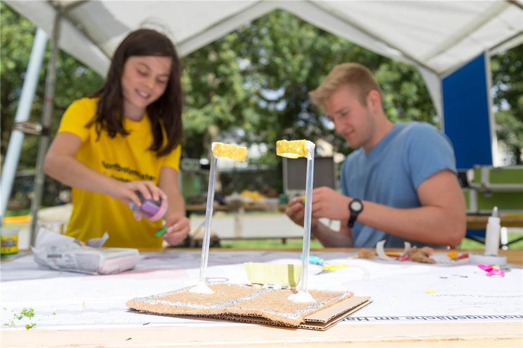 Super-Sport- und -Spielplatz hinterm Hallenbad wird teurer als geplant Korfball-Körbe bastelten Maurice Grammel (r.) und Chassandra bei einem Workshop zur Umgestaltung des Spielplatzes am Hallenbad. Viele Interessengruppen beteiligten sich daran und äußerten verschiedentlich Wünsche.