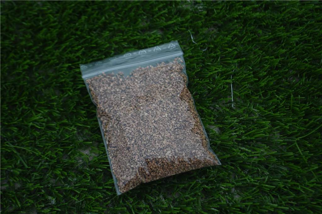 EU-Verbot für Gummigranulat auf Kunstrasenplätzen: Ab 2031 ohne Mikroplastik Kork ist auf vielen Plätzen das Mittel der Wahl. Der Naturstoff kann