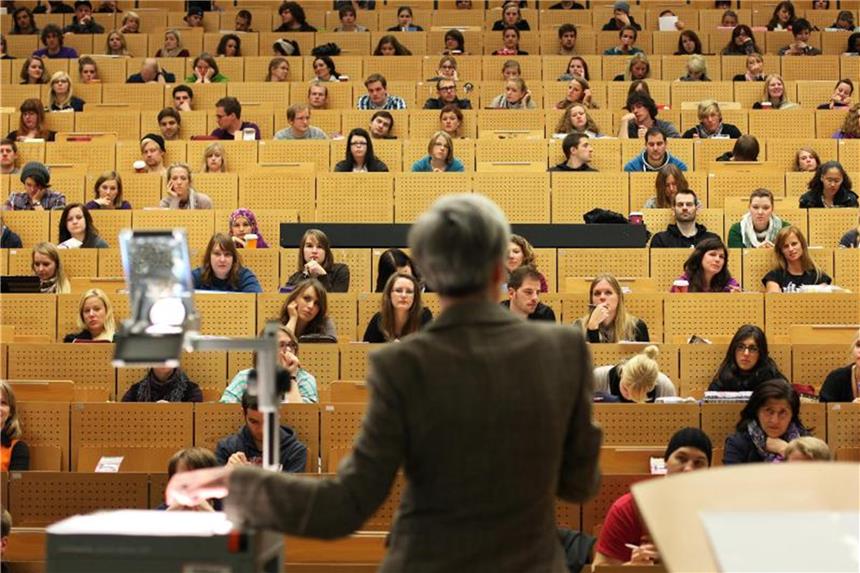 Nur wenige Frauen an NRW-Unis in Spitzenpositionen Kornelia Freitag, Professorin für Amerikanistik. Foto: Fabian Stratenschulte/Archiv
