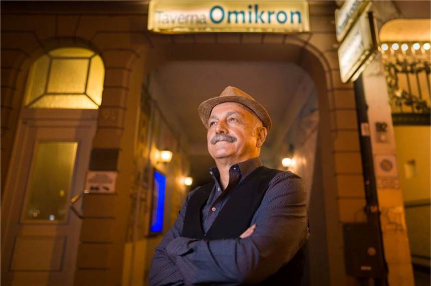 Kostas (Konstantinos) Tsapakidis an der Toreinfahrt zu seinem griechischen Restaurant «Taverna Omikron» in Frankfurt/Main.