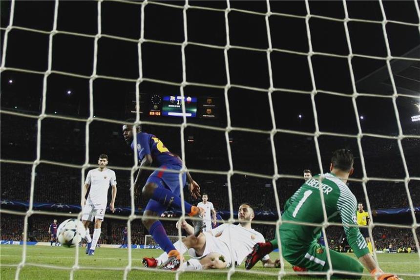 Barças Glück mit Eigentoren: Nur Messi trifft öfter Kostas Manolas (M) vom AS Rom traf gegen den FC Barcelona ins eigenen Netz. Foto: Manu Fernandez