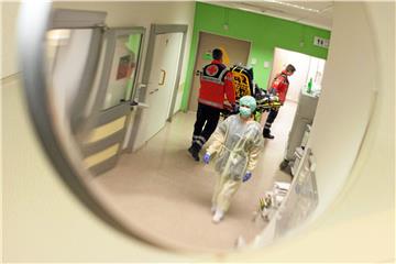 Kosten- und Zeitdruck in Krankenhäusern nehmen seit Jahren zu. Genügend examinierte Fachkräfte zu bekommen, wird zum Riesenproblem.