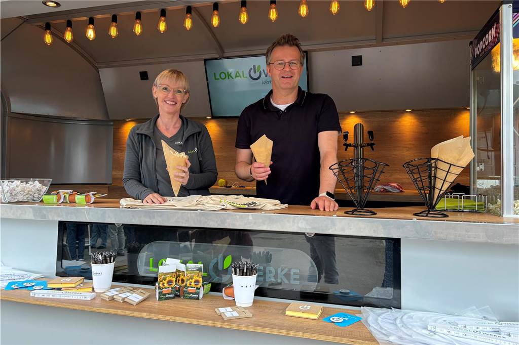 Kostenloses Popcorn verteilten Mitarbeiter der LokalWerke am SportCampus in Südlohn. 