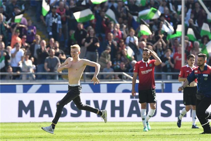Geldstrafe für Hannover 96 wegen Flitzer Kostet Hannover eine Geldstrafe: Ein Flitzer rennt während der Partie gegen Hertha BSC. Foto: Peter Steffen