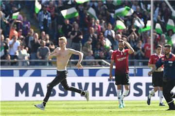 Kostet Hannover eine Geldstrafe: Ein Flitzer rennt während der Partie gegen Hertha BSC. Foto: Peter Steffen