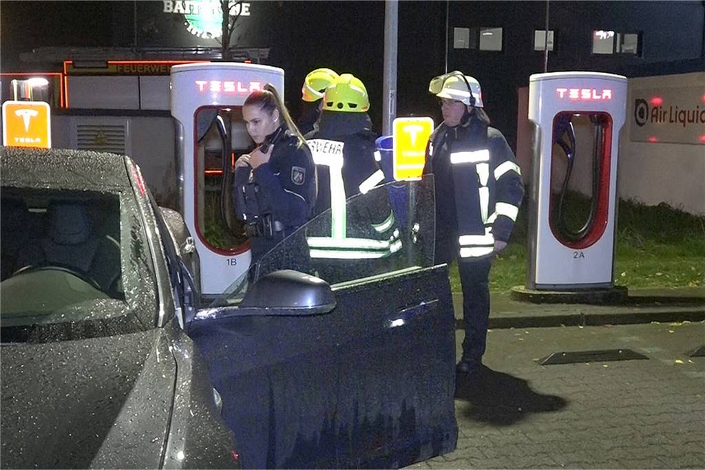 Nach Zwischenfall an Tesla-Tankstelle: Mann aus Krankenhaus entlassen Kräfte der Kamener Feuerwehr-Hauptwache und der Kreispolizei Unna eilten am Mittwochabend zur Tesla-Stromtankstelle zwischen Kamen-Karree und Zollpost. Sie waren mit der Meldung "Stromschlag" alarmiert worden.