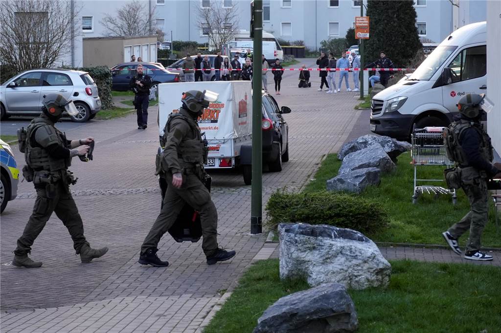 Streit mit Messer: Spezialeinsatzkommando nimmt zwei Männer fest Kräfte eines Polizei-Sondereinsatzkommandos waren in Bergkamen im Einsatz.