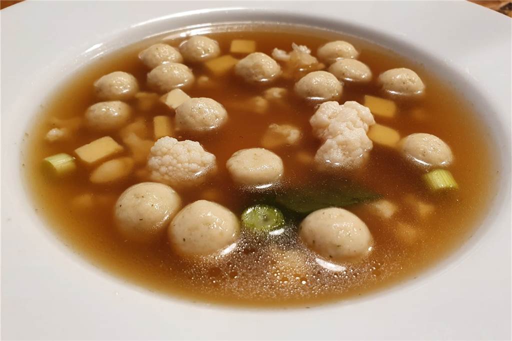 „Zur Barriere“ überzeugt beim Abholservice mit Qualität und Verpackung Kräftige Farbe, reichlich Einlage: So muss eine Rindfleischsuppe aussehen. Und geschmeckt hat es auch noch.