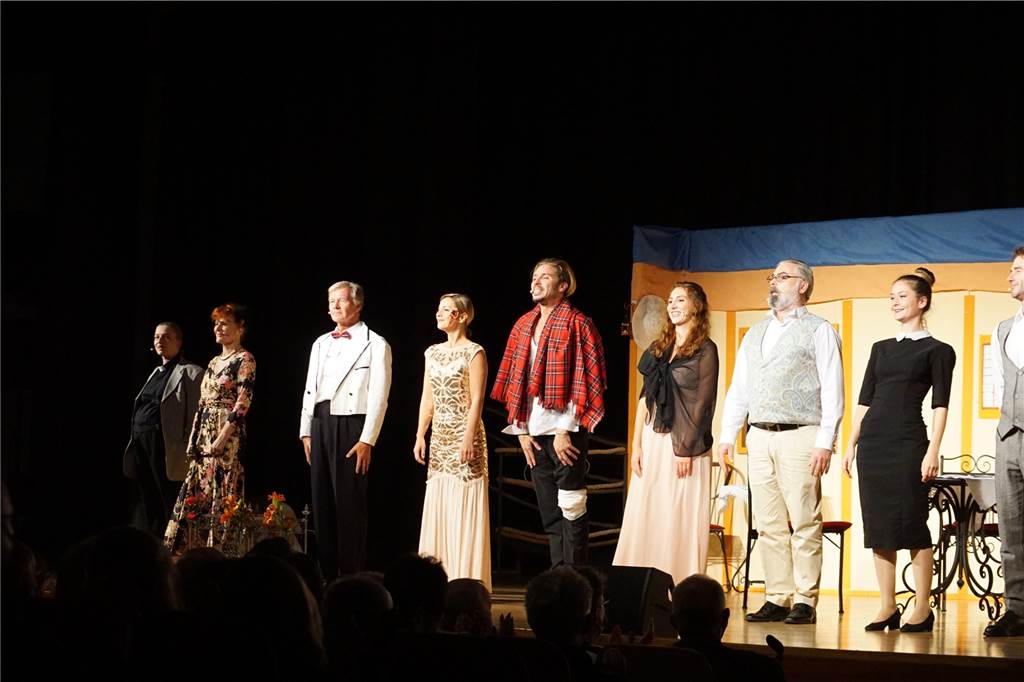 Kräftiger Applaus und jede Menge Jubelrufe für die gesamte Schauspieltruppe am Ende der Vorstellung.
