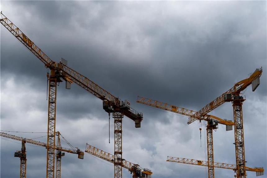 Forscher erwarten schwächeres Wirtschaftswachstum Kräne einer Baustelle vor Wolkenkulisse: Das Ifo Institut erwartet 2018 ein deutlich schwächeres Wirtschaftswachstum. Foto: Lisa Ducret
