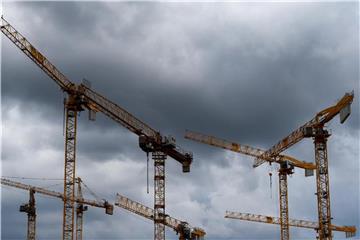 Kräne einer Baustelle vor Wolkenkulisse: Das Ifo Institut erwartet 2018 ein deutlich schwächeres Wirtschaftswachstum. Foto: Lisa Ducret