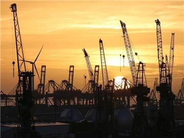 Kräne im Hafen von Hamburg. Foto: Bodo Marks/Archiv