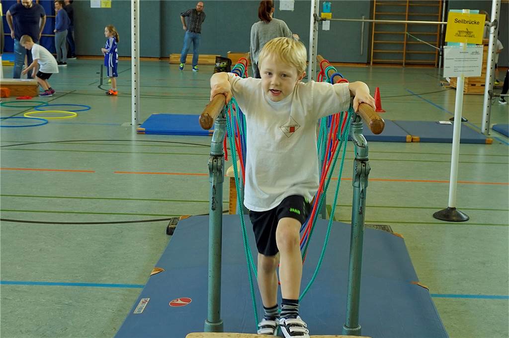 Trampolin-Wurf war große Herausforderung beim Hallensportfest Mariengrundschule Kraft, Gleichgewichtssinn und mehr waren auf dem Parcours gefragt.