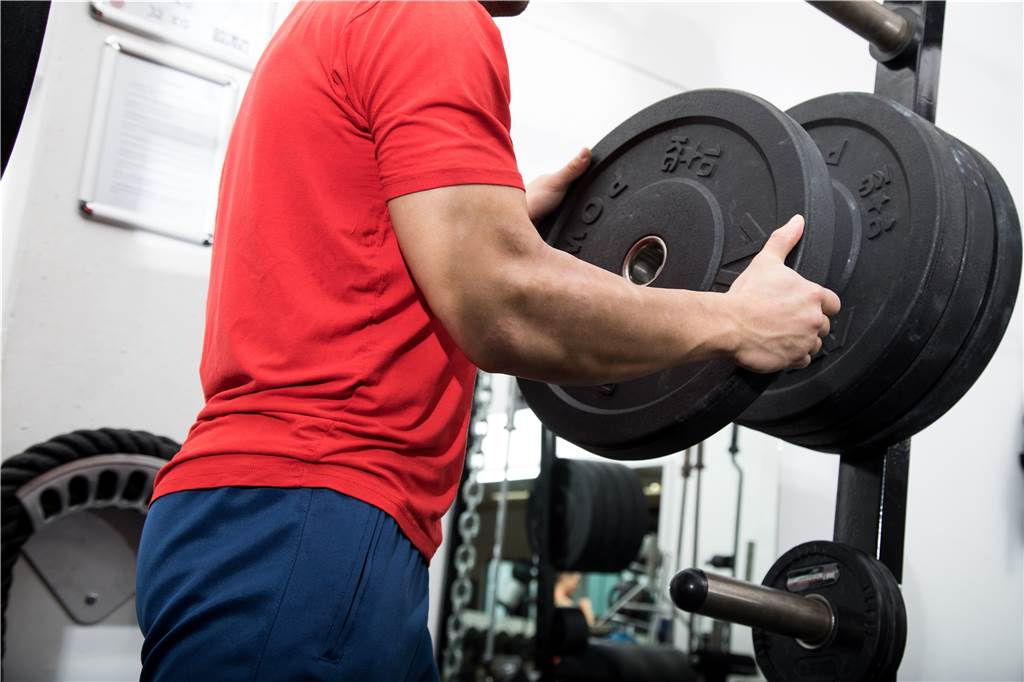 Ganz ohne Supplements: So geht Muskelaufbau mit Training und Ernährung Krafttraining ist ein wichtiger Bestandteil des Muskelaufbaus.