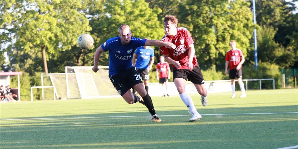 Effektiv und engagiert - SV Vestia Disteln zündet gegen TuS Haltern den Turbo Kraftvoll: Distelns Justin Gruber (r.) setzt sich in dieser Szene gekonnt gegen Tim Schemmer durch und vollendet anschließend zum 2:1-Führungstreffer.