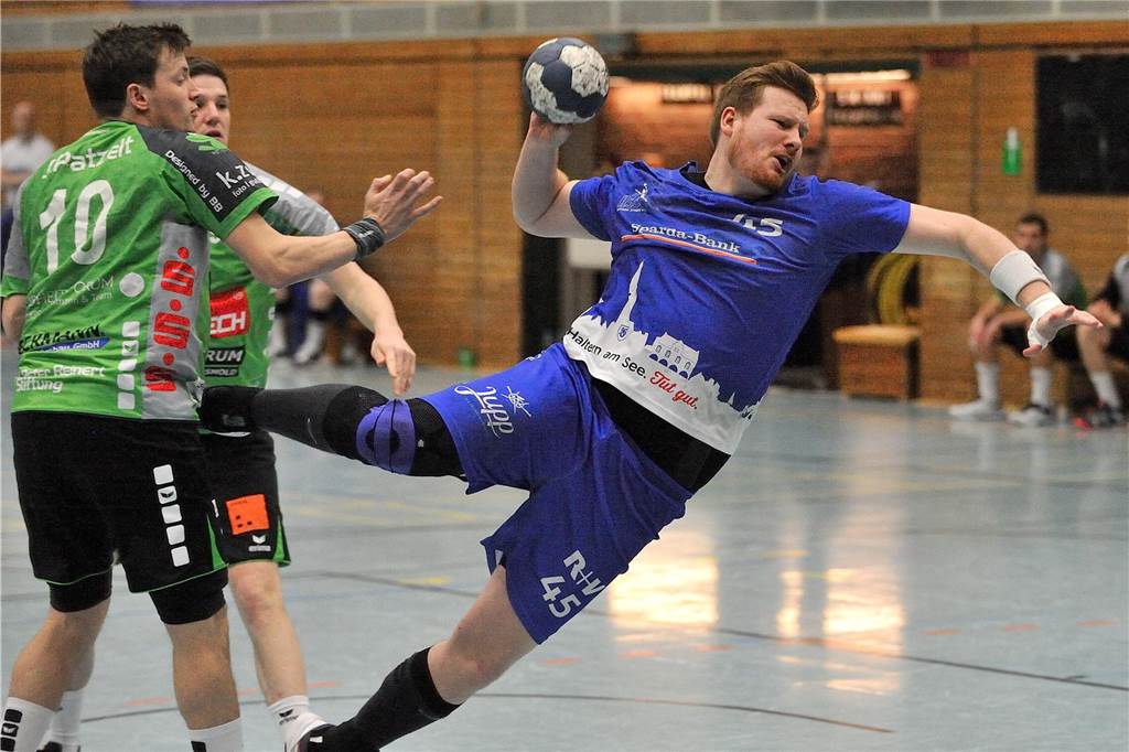 Vom Zweitliga-Bomber zum Regisseur in der Kreisliga C Kraftvoll setzt sich hier Alexander Mazur im Trikot des HSC Haltern Sythen am gegnerischen Kreis durch.