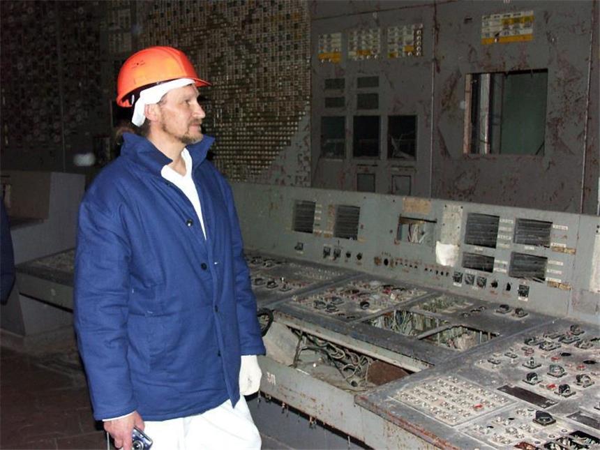 «Ernste Lehre für die Menschheit»: Gedenken an Tschernobyl Kraftwerksingenieur Alexej Breus steht 20 Jahre nach der Katastrophe am 9.11.2006 an seinem ehemaligen Arbeitsplatz im Leitstand des Unglücksreaktors 4. Foto: Alexander Kupny/Archiv