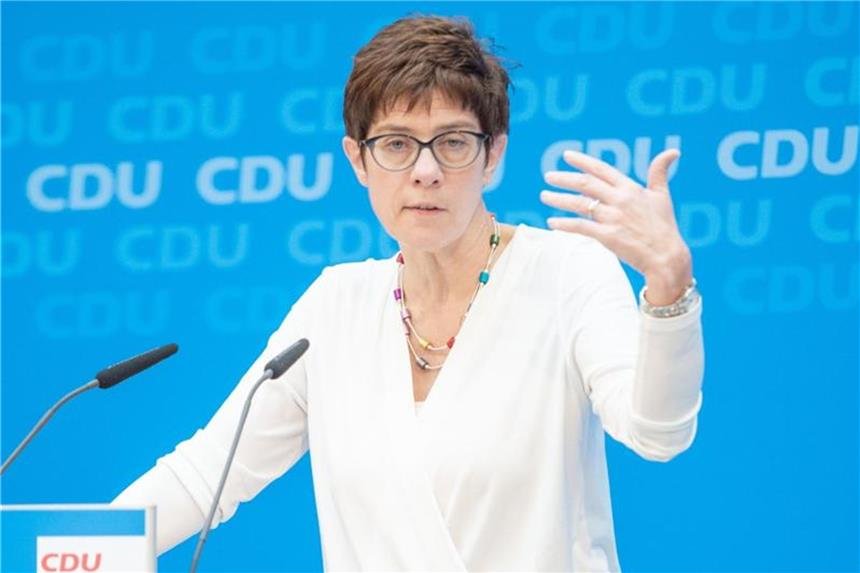 Kramp-Karrenbauer: Kopftuchverbot letztmögliche Maßnahme. Foto: Christophe Gateau