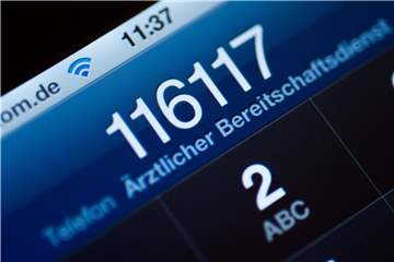 Krank am Wochenende? Außerhalb von Praxisöffnungszeiten können sich Patienten, denen keine Lebensgefahr droht, an den ärztlichen Bereitschaftsdienst wenden - unter der Nummer 116 117. Foto: Patrick Pleul