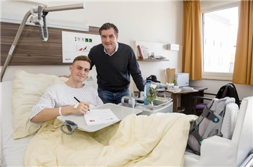 Krankenbesuch von Michael Zorc: Der BVB hat den Vertrag mit Jacob Bruun Larsen bis 2021 verlängert.