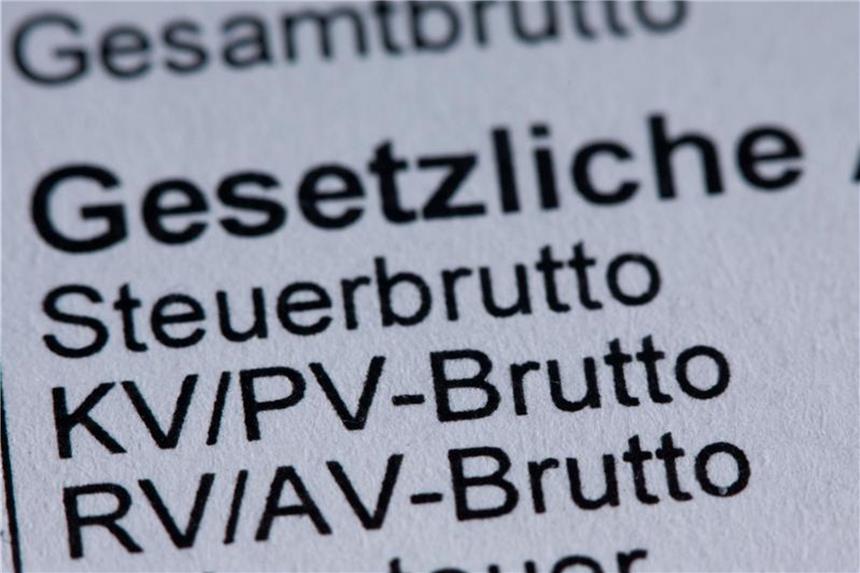 Krankenkassen mit Beitragsentlastung zögernd Krankenkassenbeitrag auf einer Gehaltsabrechnung. Foto: Jens Büttner