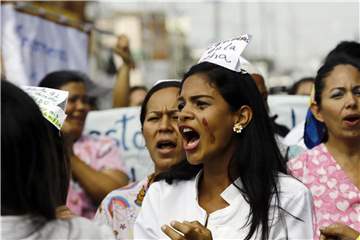 Krankenpflegerinnen in Venezuela marschieren für höhere Löhne und bessere Arbeitsbedingungen. Foto: Juan Carlos Hernandez/ZUMA Wire