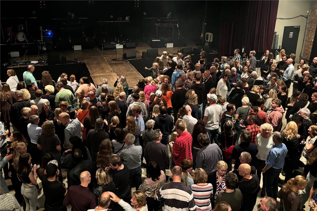 Über 700 Besucher feierten Kultband K.R.A.S.S. in der Rohrmeisterei Kultband K.R.A.S.S.-Fans warten auf den Beginn des Konzerts.