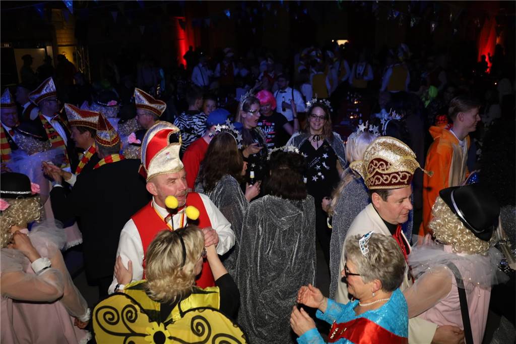 Kreative Kostüme, ein abwechslungsreiches Programm und eine tolle Büttenrede gab es bei der Karnevalsparty des Vinnumer Karnevals Komitees.