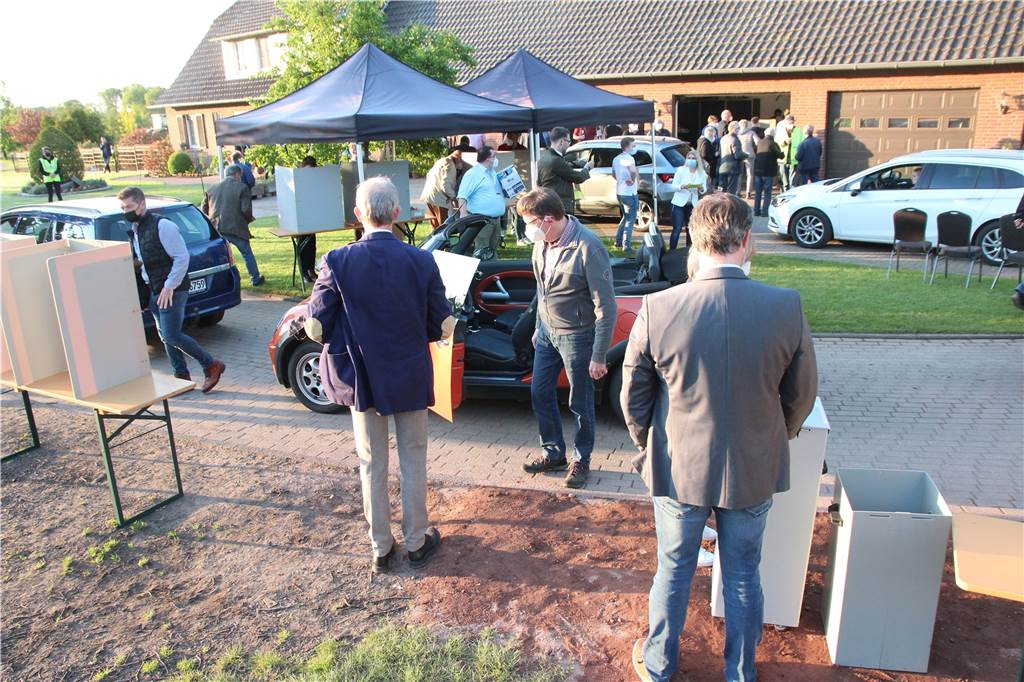Anne König gewinnt Kandidatenduell gegen Johannes Röring überraschend klar Kreativer Wahlgang: Zwei Stunden Zeit hatten die CDU-Mitglieder um mit dem Auto zur Stimmabgabe auf dem Hof Nienhaus in Rhede zu kommen. Das taten insgesamt 1002 CDU-Mitglieder. Es kam zu langen Staus.