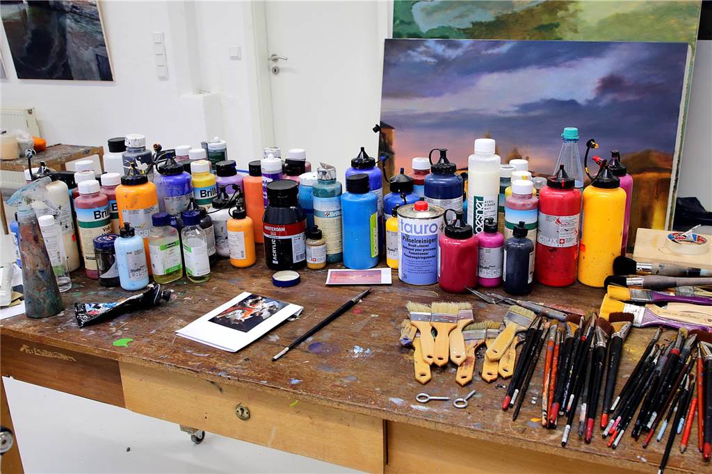 Kunsthalle Burkamp hatte schwierigen Start: „Ich habe nur noch funktioniert“ Malutensilien in der Kunsthalle Burkamp.