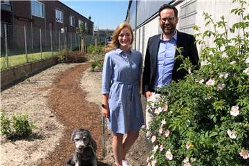Kreatives Duo: Nachhaltigkeits-Managerin Denise Hilbring und Geschäftsführer Jens Bussmann sowie Betriebs-Hund Mogli in der künftigen grünen Oase