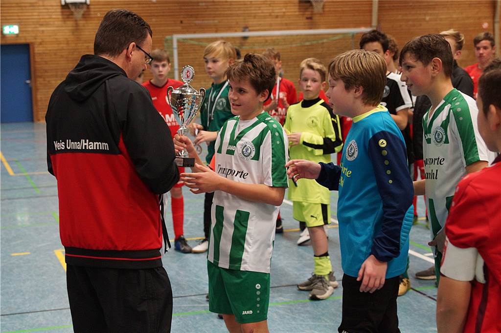 Fußballkreis setzt DFB-Reform um: Mini-Teams für Mini-Kicker Kreis-Jugend-Obmann Thomas Trahe (links) nimmt hier die Siegerehrung bei Hallenkreismeisterschaften vor.
