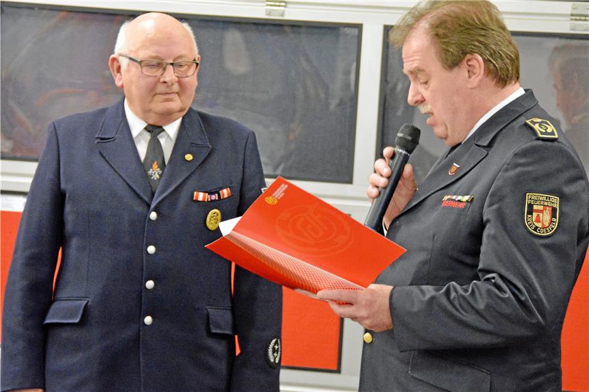 Kreisbrandmeister Christoph Nolte (r.) ehre Karl-Heinz Auverkamp für 50 Jahre in der Feuerwehr.