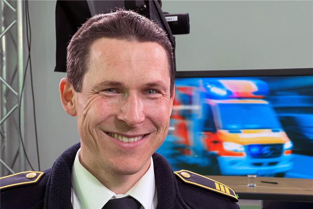 Kreisbrandmeister Martin Weber steht bei einem Interview im Video-Studio des Hellweger Anzeigers in Unna
