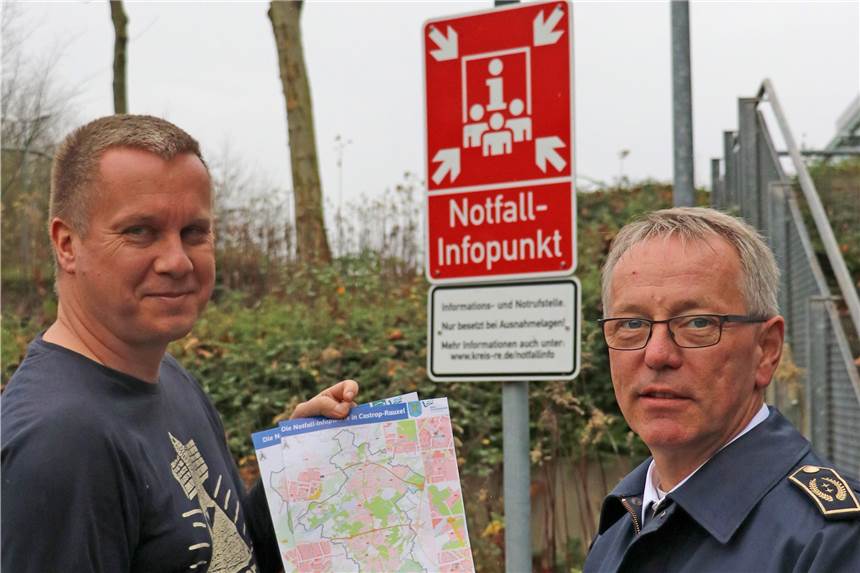 110 und 112 ausgefallen: Feuerwehr an Notfall-Infopunkten im Einsatz Kreisbrandmeister Robert Gurk (r.) und Marc Schäper vom Fachdienst Kataster und Geoinformation hatten die Karten der Notfall-Infopunkte im vergangenen Jahr vorgestellt.
