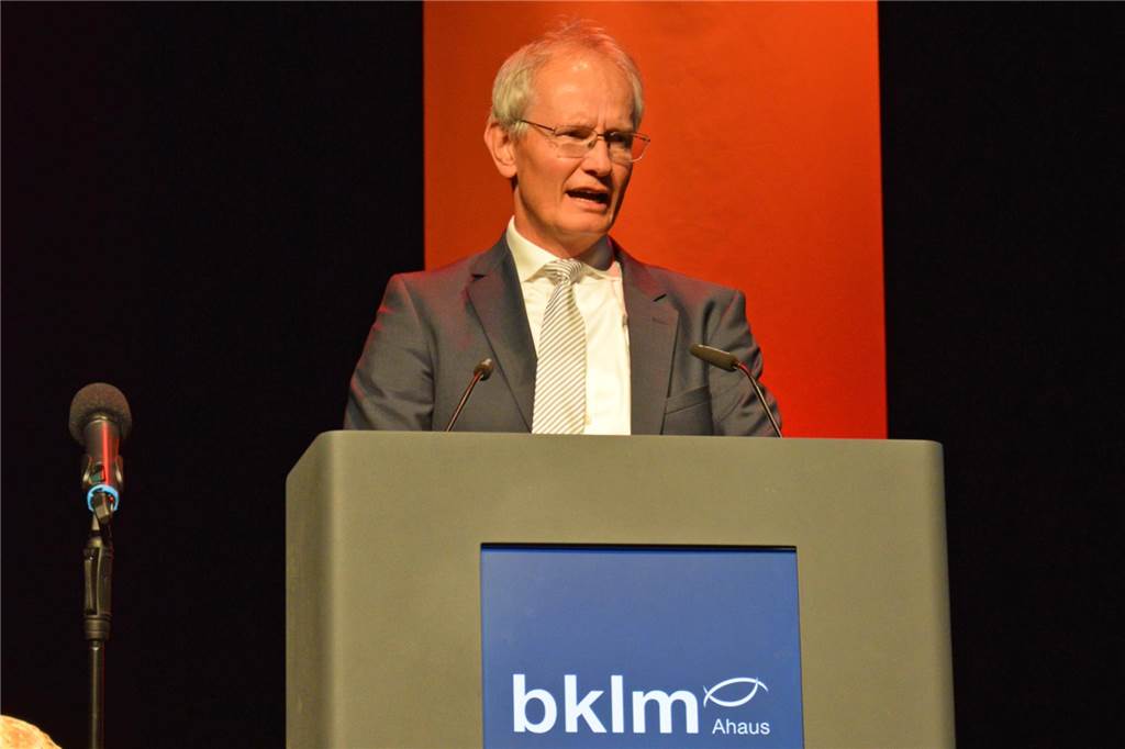 BKLM-Absolventen verwirklichen „eine Million Träume“ Kreisdirektor Dr. Ansgar Hörster überbrachte seine Glückwünsche an die Abschlussschüler.