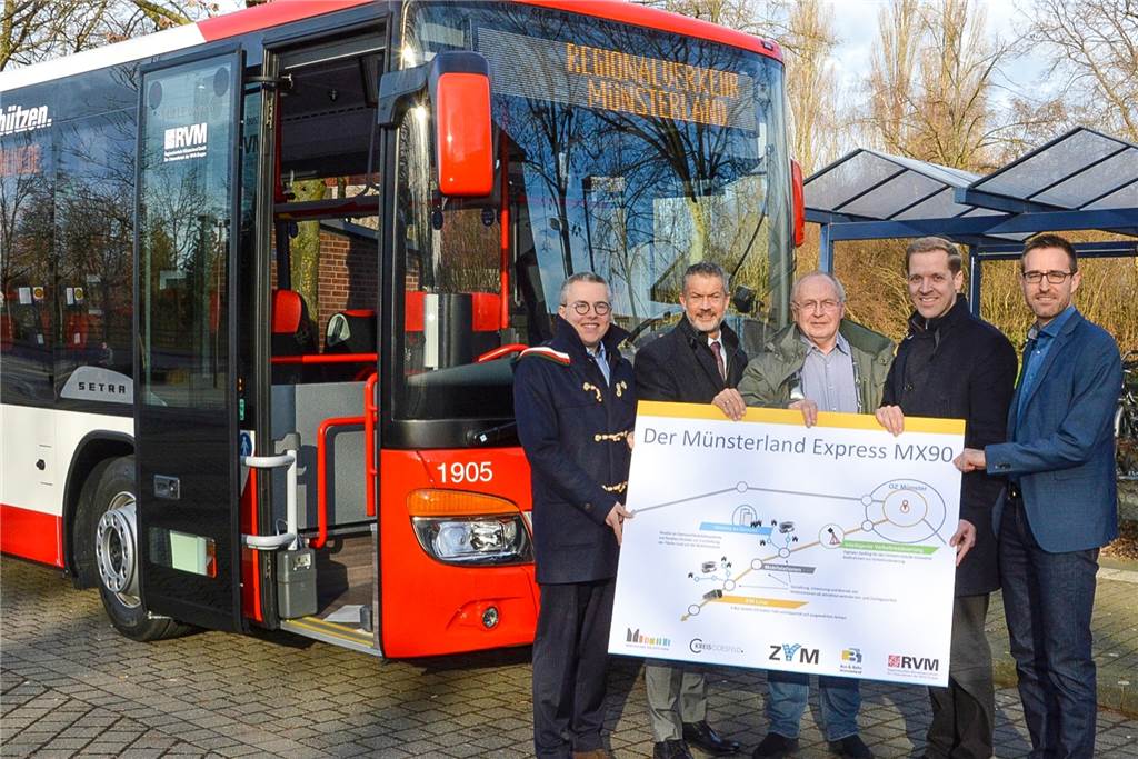 Schnellbuslinie MX90 bietet neue Express-Verbindung zwischen Olfen und Münster Kreisdirektor Dr. Linus Tepe (v.l.), Geschäftsführer Gerrit Tranel (ZVM Bus), Projektleiter Josef Himmelmann, Landrat Dr. Christian Schulze Pellengahr und Kreis-Mobilitätsbeauftragter Mathias Raabe präsentieren die Planskizze für den Express Bus.