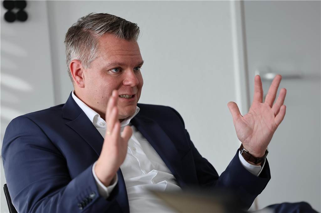 Grünes Licht für Doppelhaushalt: Etat von 1,5 Milliarden Euro beschlossen Mike-Sebastian Janke, der Kreiskämmerer und Kreisdirektor des Kreises Unna, sitzt in einem Büro und gestikuliert mit den Händen