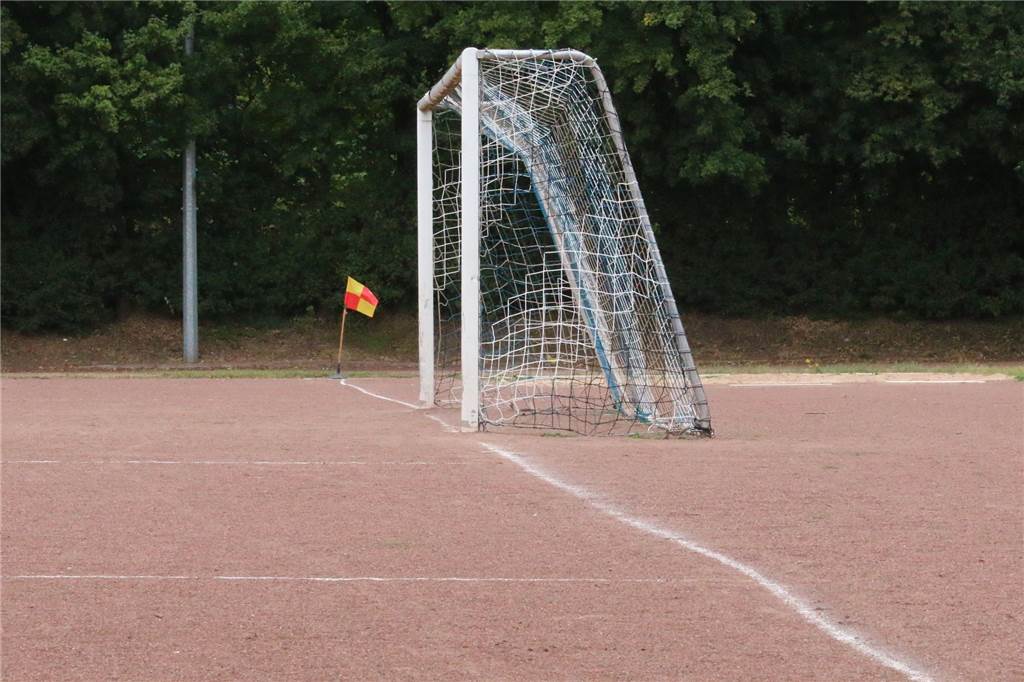 Kaiseraus stürmender Torwarttrainer trifft beim 17:0-Torfestival fünf Mal Kreisliga-Romantik auf dem Ascheplatz des FC Hamm.