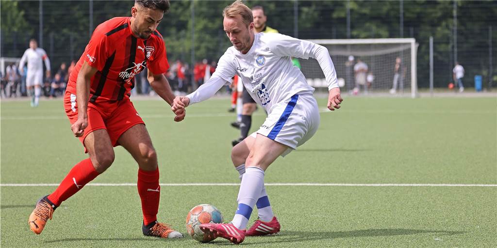 Kreispokal-Sieger FC Castrop-Rauxel geht beim Absteiger unter - acht Tore fallen Kreispokaltorschütze Markus Scherff (r) wurde beim FC Castrop-Rauxel im Spiel beim SuS Olfen eingewechselt. Dennoch verlor sein Team deutlich.