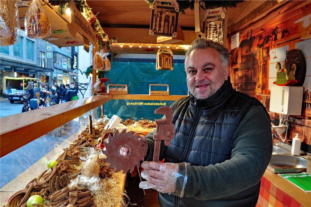Jenseits der Bratwurst: Kulinarische Tipps für den Dortmunder Weihnachtsmarkt Kreissäge oder Zwinge: Michael Bügel bietet auf dem Dortmunder Weihnachtsmarkt Werkzeug-Schokolade an