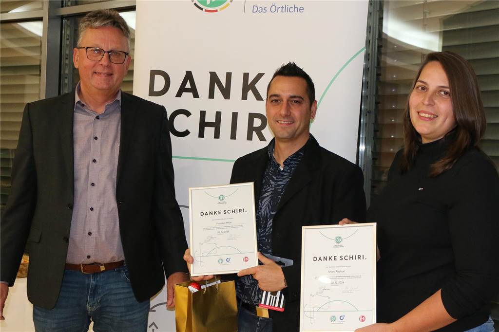 „Als Frau hat man es im Fußballgeschäft leichter“ Kreisschiedsrichter-Obmann Torsten Perschke (l.) zeichnete auf dem jüngsten Ehrenamtsfest in Kamen-Kaiserau Shani Altshtat (r.)n und Thorsten Milde aus.