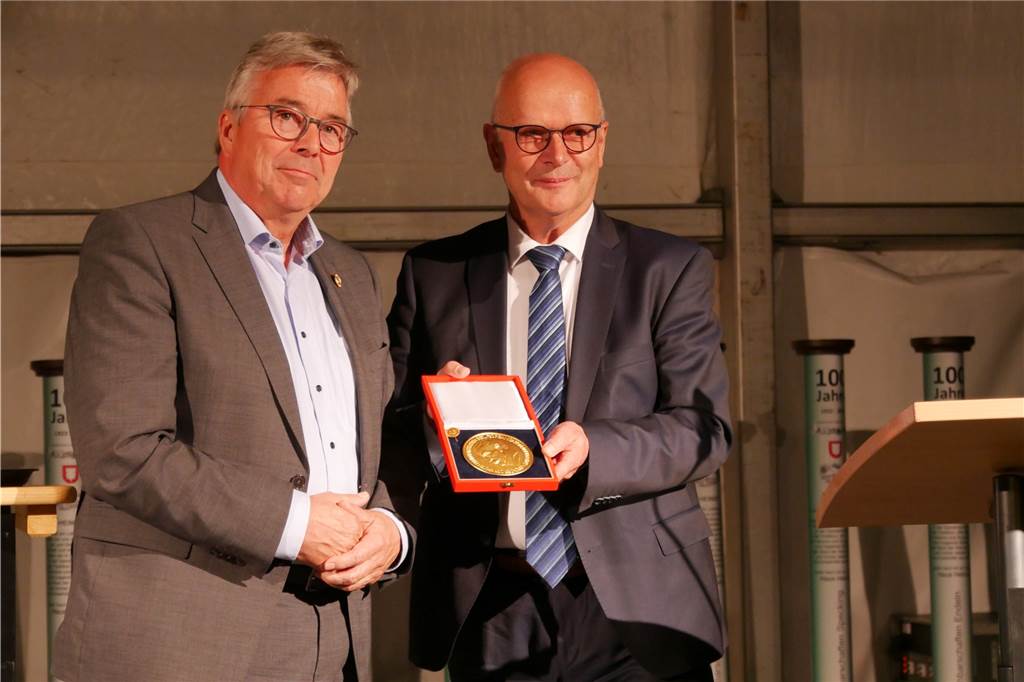 Landwirt Friedrich Steinmann: „Wir sind hier nicht in Bullerbü“ Kreisverbandstag der Landwirte am 2. September in Dorsten-Lembeck: Friedrich Steinmann (l.) erhält für seine Verdienste um die heimische Landwirtschaft die Schorlemer Plakette in Gold aus den Händen des Präsidenten des Westfälisch-Lippischen Landwirtschaftsverbands e.V., Hubertus Beringmeier. Es ist die höchste Auszeichnung, die der WLV zu vergeben hat.